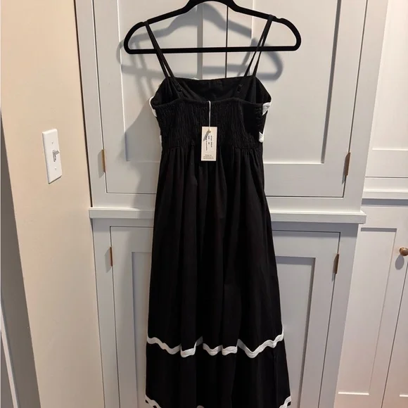 Elegant Black and White Maxi Dress - Picture 5 of 8